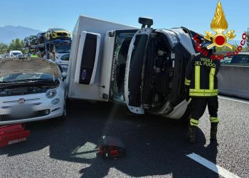 Raccordo Terni-Orte a Narni: autocarro si ribalta su un’auto. Tre feriti e traffico in tilt