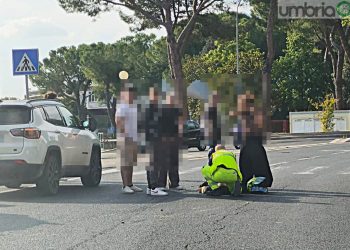 Terni: scontro alla rotatoria. Centauro 23enne in ospedale