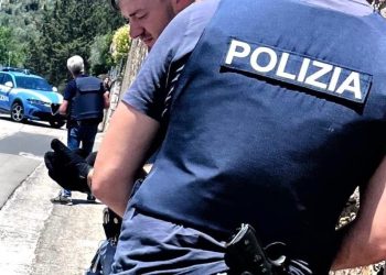 Anziano ferito da colpo di arma da fuoco, il figlio si barrica in casa. Negoziatori in azione