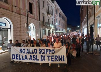 La ‘fiaccolata dell’orgoglio ternano’ «contro lo scippo della Usl» – Foto e video