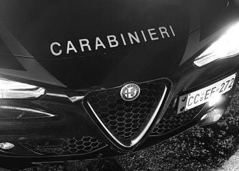 Urina su auto dei carabinieri e riprende la scena. Arrestato un giovane