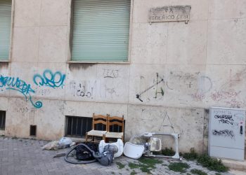 Terni, abbandono rifiuti via Vico: «Si deturpa la via. Installare fototrappole»