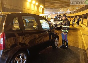 Terni: agente della polizia Locale travolto da un’auto nel sottopasso allagato. Soccorso d’urgenza