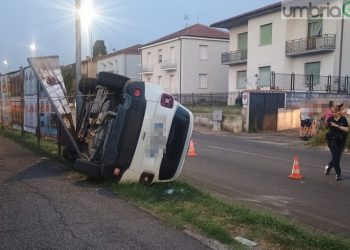 Terni, via Narni: schianto con auto ribaltata