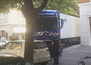 Terni: Tir irrompe nel centro storico in piena area pedonale