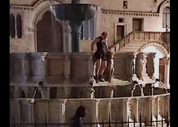 Bagno nella Fontana Maggiore: nuovo blitz notturno. Il video finisce sui social