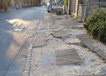 Amelia: cade e si frattura in via delle Rimembranze. Lettera dei cittadini al sindaco: «Strada da rifare»