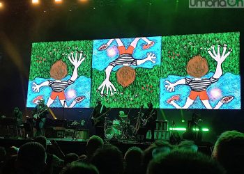 Elvis Costello chiude Umbria Jazz: rock, contaminazioni e una carriera senza confini