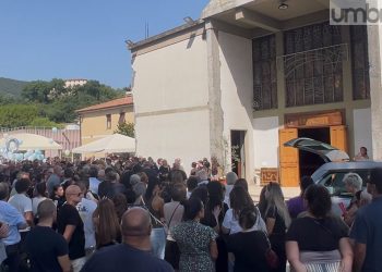 Narni Scalo: addio a Lorenzo nel segno della commozione e dell’affetto. Tanti i giovani presenti