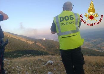 Fascia appenninica umbra sotto attacco. Tre incendi attivi. Si fa strada l’ipotesi del piromane