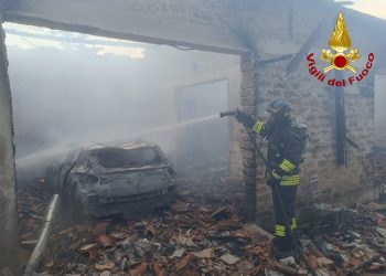 Stroncone: brucia auto e crolla il tetto dell’autorimessa – Foto e video