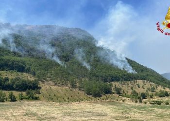 Fascia appenninica umbra sotto attacco. Tre incendi attivi. Si fa strada l’ipotesi del piromane