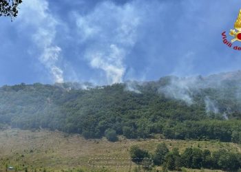 Umbria: un incendio dietro l’altro. Cinque fronti attivi. Cresce l’allarme