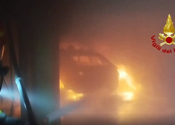 Bruciano due auto elettriche nel garage dell’Hotel Quattrotorri. Ospiti evacuati nella notte