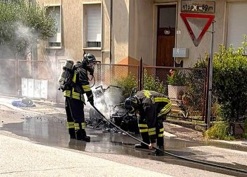 Terni: scooter distrutto da un incendio in via Menotti Serrati