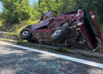 Terni: schianto fra due auto sul Raccordo. Due feriti