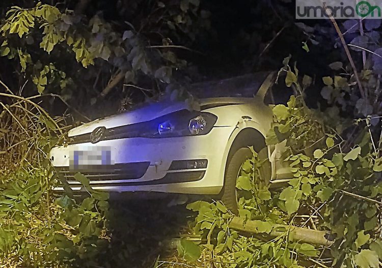 La Volkswagen Golf con i tre giovani
