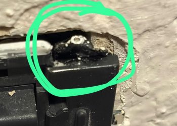 Terni, il sindaco Bandecchi: «Trovate microspie nelle prese elettriche del Comune»