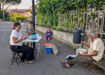 Terni: tavolo, sedie e cena in strada con Daniel. «I miei figli me lo hanno chiesto»