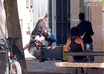 Terni: dà in escandescenze in piazza Solferino. Fermato da polizia Locale e carabinieri