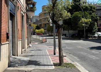 Terni: «Io con quel tombino non ce la faccio più. Qualcuno mi aiuti»